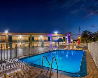 Days Inn by Wyndham Clayton - Clayton - Piscina