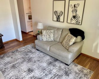 Newcastle Estate: 3 Bdrm Bungalow - Decatur - Living room