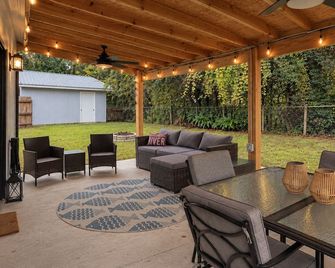 Peaceful home across from River, 24x24 garage - Palatka - Innenhof
