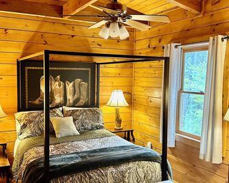 Charming 4-bedroom cabin 4 miles from the Smokey Mountain National Park - Townsend - Bedroom