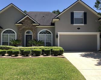 Beautiful home with pool - Orange Park - Edificio