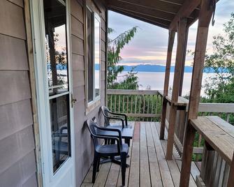 2nd Story Guest House with a Spectacular View - Ketchikan - Balcón