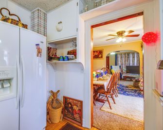 Walk to Dtwn: Marie Antoinette-Themed Lebanon Home - Lebanon