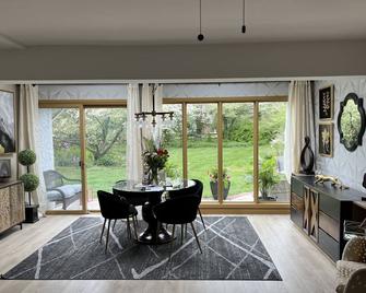 Enchanting Garden home, Cozy yet spacious - Oreland - Dining room
