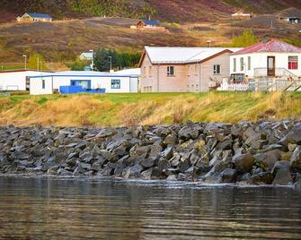 Spacious and comfortable house at the shore - Grýtubakkahreppur - Vista del exterior