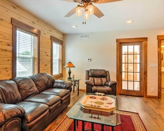 Updated Main St Apt Near Fishlake and Capitol Reef! - Salina - Sala de estar