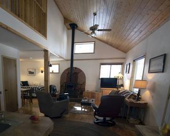 The Alpaca Barnhaus in the Jemez Mountains-Quiet & Comfortable at 8700' - Jemez Springs - Living room