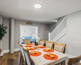 Spacious 4-bedroom house in lovely Dillsburg with WiFi, AC, Patio and Fire Pit - Dillsburg - Dining room