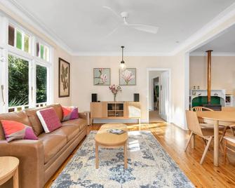 Willow Tree Cottage in Bustling Creative - Bundanoon - Huiskamer