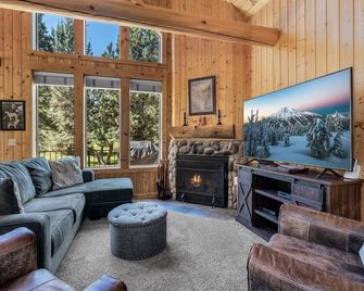 Welcome to Cinnamon Chalet – Your Cozy Escape in Eagle Crest Resort! Dog Friendl - Redmond - Living room