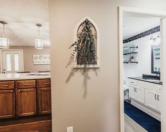 Indoor Hot-Tub! Spacious & Updated Mqt Township Home! - Marquette - Kitchen