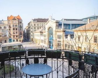 Spicy Hostel - Budapest - Balcony
