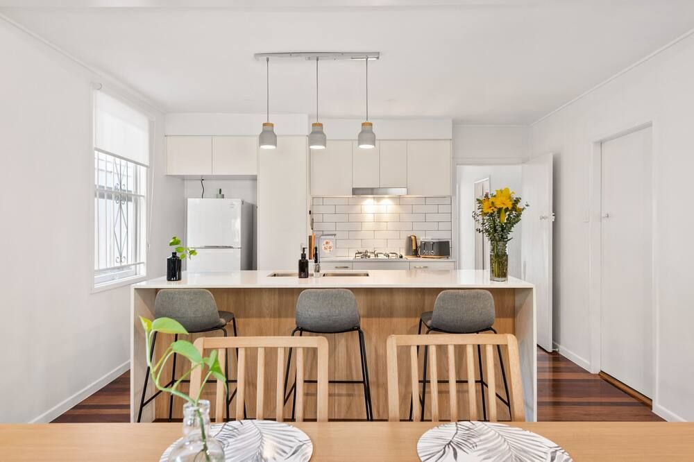 Contemporary Cute! 2bed/1bath/1car~house~10min Cbd - בריסביין - חדר אוכל