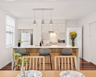 Contemporary Cute! 2bed/1bath/1car~house~10min Cbd - בריסביין - חדר אוכל