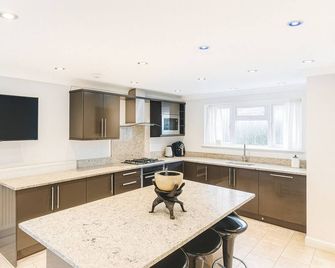 Private Room Near Excel London & City Airport Free Parking Available & Wifi - Old Windsor - Cocina