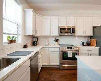 Creative Oasis, Minutes to Broadway, Rooftop Deck - Madison - Kitchen