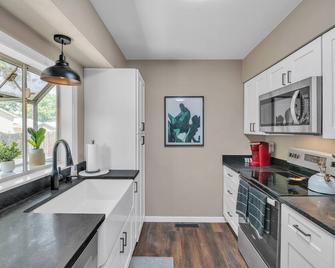 Peaceful Retreat with Hot Tub Kid and Dog Friendly - Longmont - Kitchen