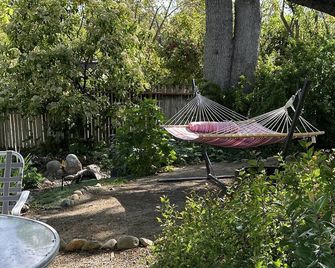 Robin's Nest - Cozy & quiet guest house minutes from historic downtown Mariposa - Mariposa - Patio