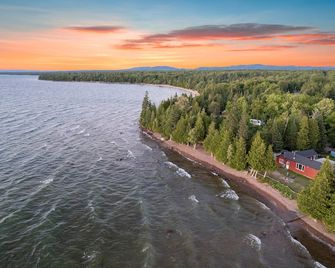 Beautiful Cottage on Lake Superior with Incredible Sunsets - Goulais River - Beach