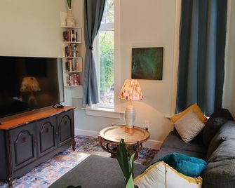 Spruce Suite - Beach and Vineyard steps away! - Cobble Hill - Living room