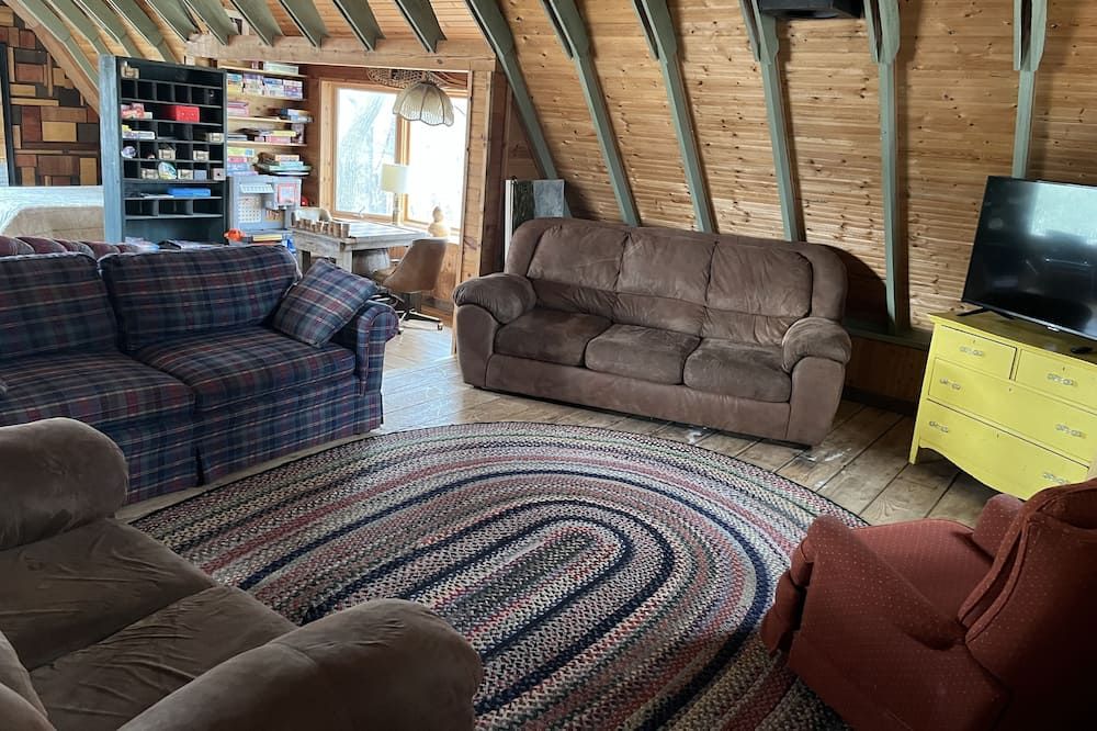 In-Town Moose Haus Lodge - Clear Lake - Wohnzimmer