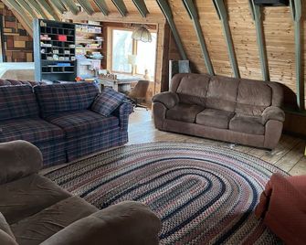 In-Town Moose Haus Lodge - Clear Lake - Wohnzimmer