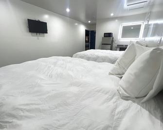 Newport Bay Inn - קוסטה מסה - חדר שינה