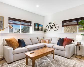 Contemporary house with central AC, gas fireplace, gas grill, and full kitchen - Baraboo - Living room