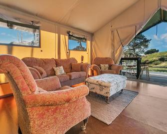 Glamping Close to Auckland and Coromandel - Pokeno - Living room