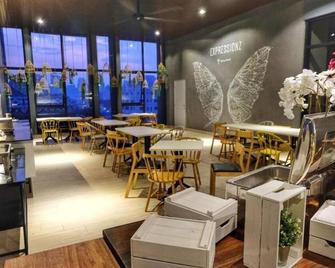 Deluxe King Suite with Garden View 7 - Kuala Lumpur - Restaurant