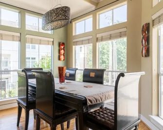 Washington Corridor & Park Living 2 Bedroom Home by RedAwning - Houston - Dining room