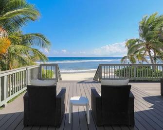 Luxurious 2 Bdr Beachfront Villa - Coral Beach House - Excellent Cayman value! - Bodden Town - Balcón