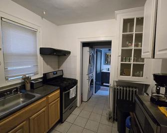 Charming 2-bedroom apartment with AC, WiFi in Jersey City - Jersey City - Kitchen