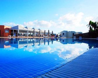 Bimbolla Apartaments - Punta Prima - Basen