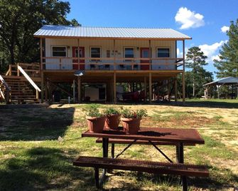 River Front Lodging, Hot Tub, King Bed, Feel Like You Are Sleeping in the Woods! - Tuskahoma - Building