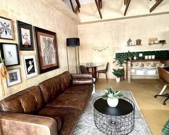 Bohemian Private Flat, Aircon, Secure Parking - Stellenbosch - Salon