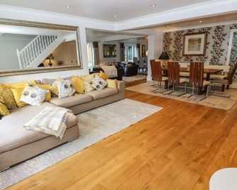 MOOR VIEW, pet friendly, luxury holiday cottage in Glossop - Glossop - Living room