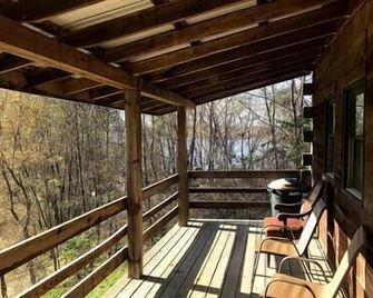 Rustic River Cabin 4 - Savanna - Balcón