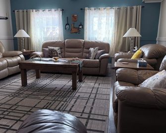 The Trailway Hub, ideally located in Deer Lake, 10 minutes from the airport - Deer Lake (Newfoundland en Labrador) - Huiskamer