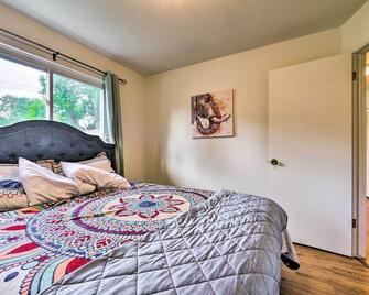 Cozy Center Line Home W/ Fenced Yard & Office - Center Line - Habitación