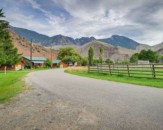 Cozy Salmon Home w/ Mountain Views & River Access - Salmon