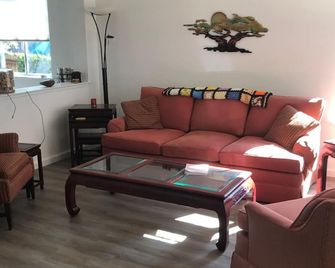 Cottage home near the Russian River; county parks; numerous wineries - Windsor - Living room