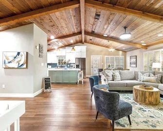 Luxury on Lake LBJ with Hot Tub Firepit & Boat Slip - Horseshoe Bay - Living room