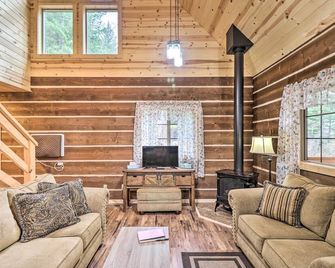 Cozy Homestead Cabin at Base of Columbia Mountain! - Columbia Falls - Living room