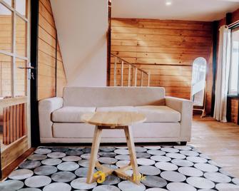 Sikunir Pondok Cabin By Travelink - Wonosobo - Living room