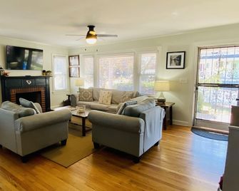 Downtown Greer Cottage Walk To Downtown! - Greer - Living room