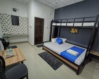The Corner Inn - Guwahati - Bedroom