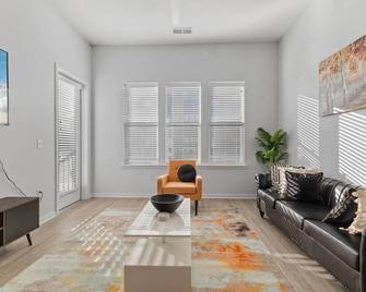 Luxurious 1-Bedroom Fishers - Fishers - Living room