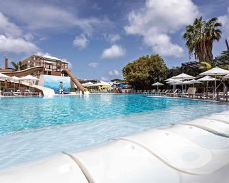 Sonesta Maho Beach Resort Casino & Spa - Lowlands - Bể bơi