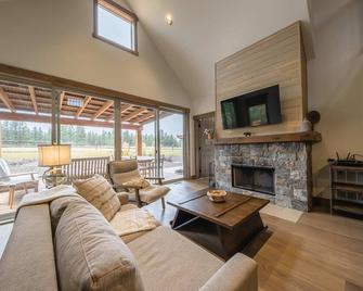 Getaway at the Wilderness Club - Eureka - Living room